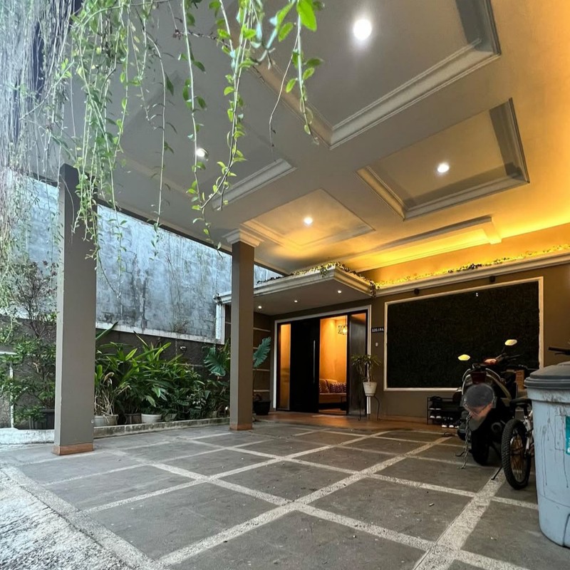 Cilandak dekat ampera, rumah cantik dengan swimpool dekat halte busway ragunan