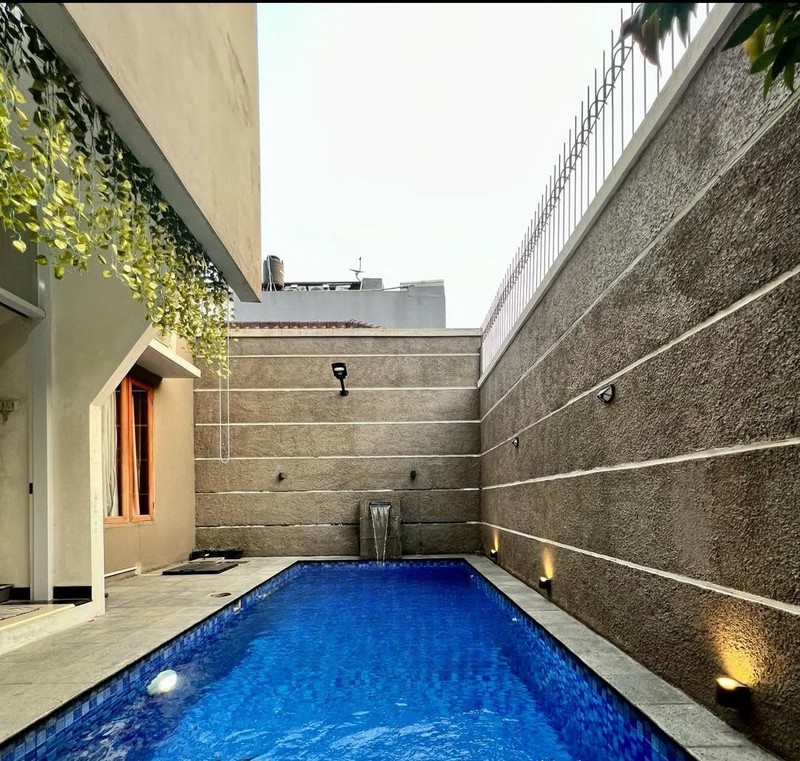 Cilandak dekat ampera, rumah cantik dengan swimpool dekat halte busway ragunan