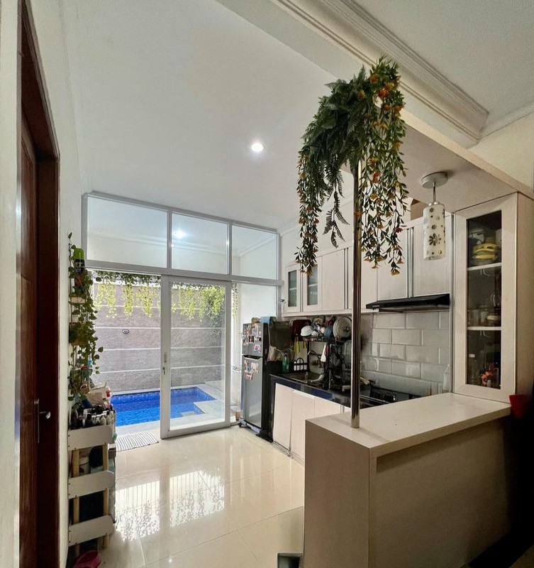 Cilandak dekat ampera, rumah cantik dengan swimpool dekat halte busway ragunan