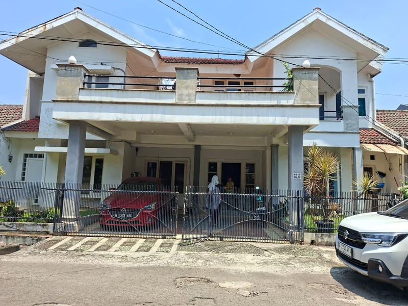 Rumah Bagus 2 Lantai Siap Huni KT 5+1 KM 4+1 Surat SHM