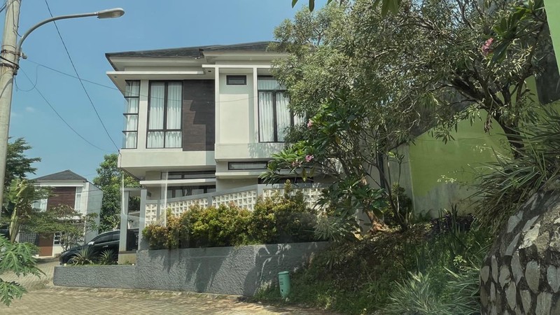 Rumah Siap Huni Bagus di Pamulang Posisi HOEK dengan KT 4+1 KM 3+1 Surat SHM LT 145 m2 dan LB 176 m2