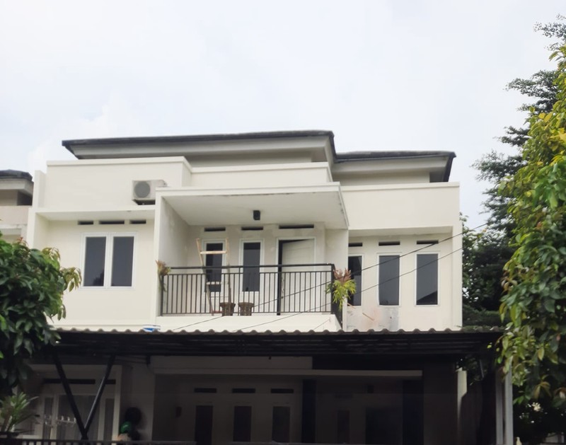 Rumah Bagus 2½ Lantai di Ciputat dengan KT 5+1 KM 4+1 Luas Tanah 162 m2 Bangunan 300 m2 Surat SHM 