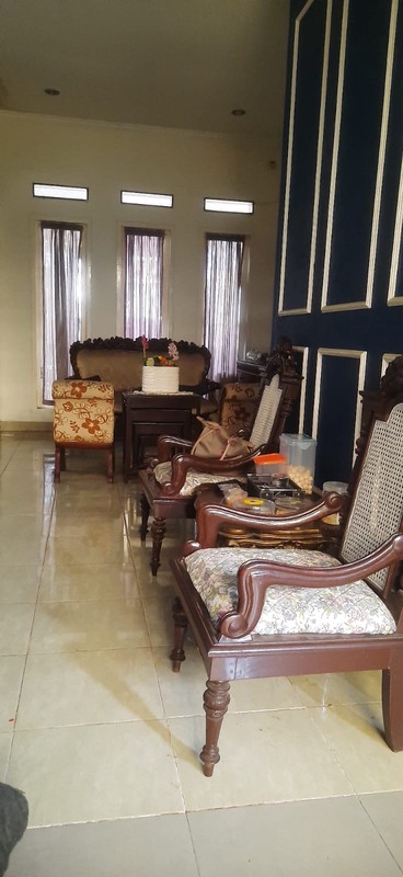Rumah Bagus 2½ Lantai di Ciputat dengan KT 5+1 KM 4+1 Luas Tanah 162 m2 Bangunan 300 m2 Surat SHM 