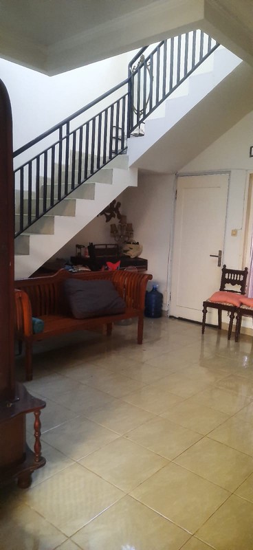 Rumah Bagus 2½ Lantai di Ciputat dengan KT 5+1 KM 4+1 Luas Tanah 162 m2 Bangunan 300 m2 Surat SHM 
