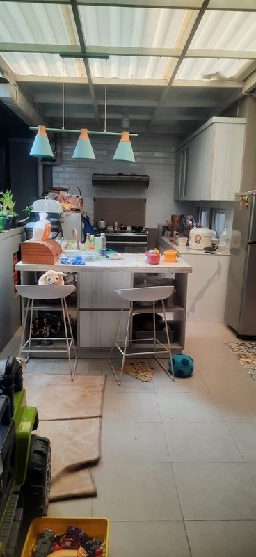 Rumah Bagus 2½ Lantai di Ciputat dengan KT 5+1 KM 4+1 Luas Tanah 162 m2 Bangunan 300 m2 Surat SHM 
