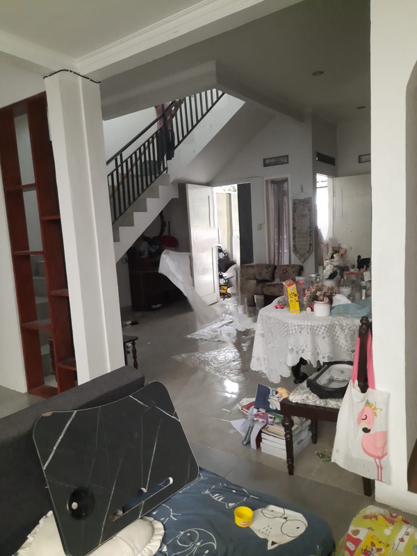 Rumah Bagus 2½ Lantai di Ciputat dengan KT 5+1 KM 4+1 Luas Tanah 162 m2 Bangunan 300 m2 Surat SHM 