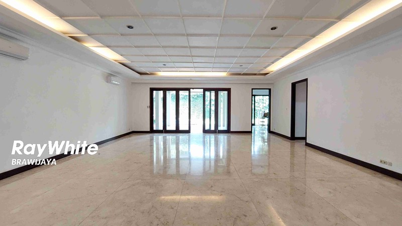 Rumah di jalan MPR, Cilandak, Jakarta Selatan, Bisa sewa buat kantor, private pool