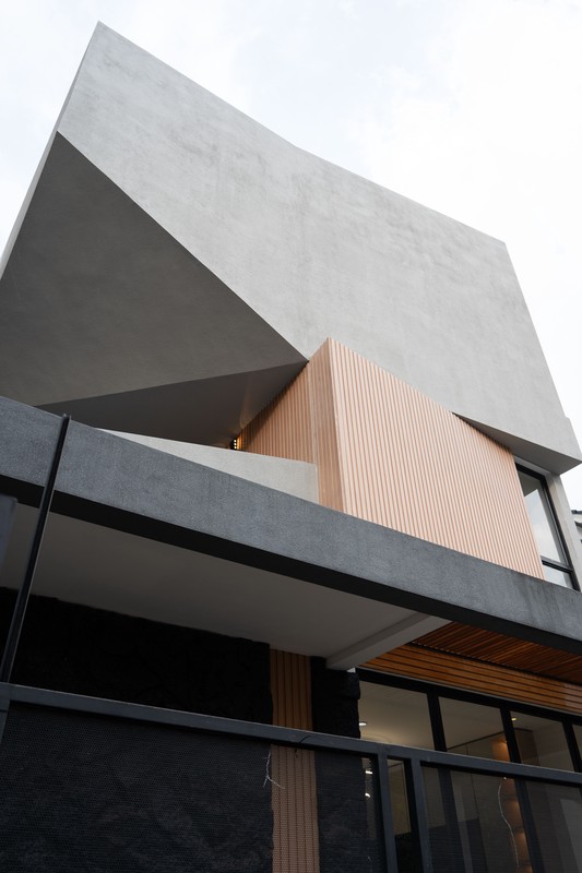 Rumah Baru dengan Desain Mewah dan Lokasi Strategis @Mertilang, Bintaro.