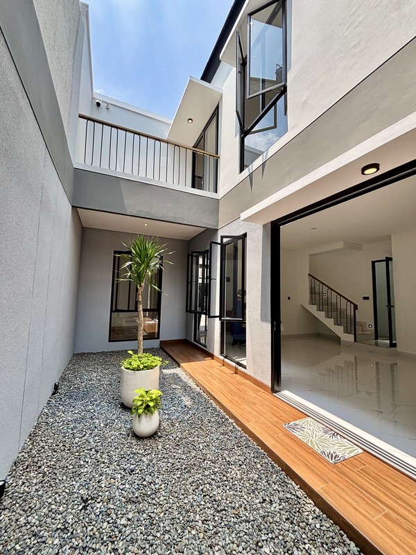 Rumah Brand New Cantik Lokasi Strategis di Bintaro Sektor 3.
