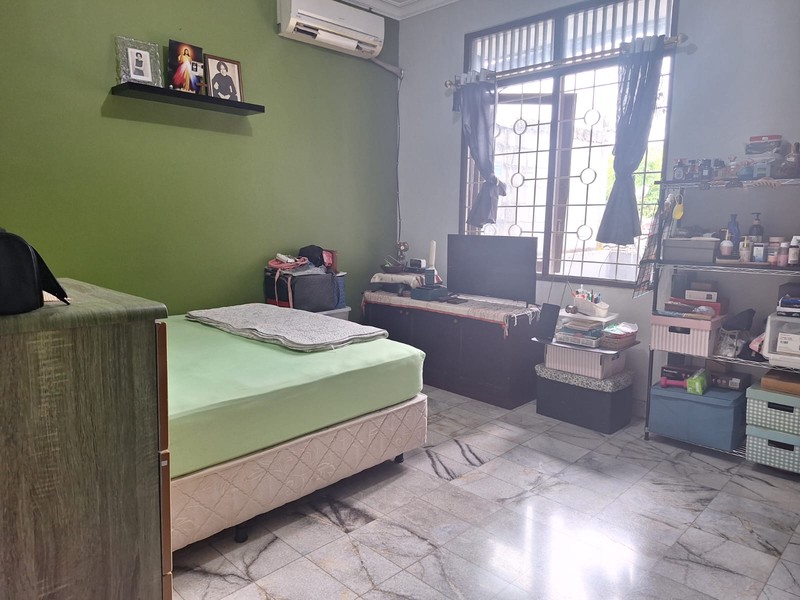 Rumah Modern Siap Huni, 4+1 Kamar Tidur Dalam Komplek Asri