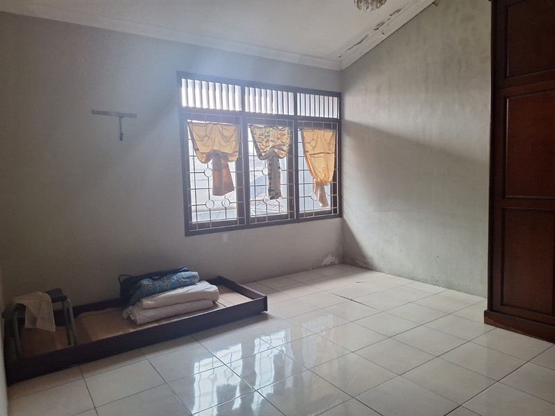 Rumah Modern Siap Huni, 4+1 Kamar Tidur Dalam Komplek Asri
