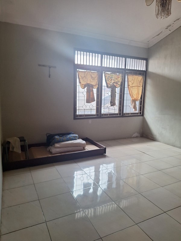 Rumah Modern Siap Huni, 4+1 Kamar Tidur Dalam Komplek Asri