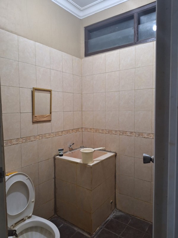 Rumah Modern Siap Huni, 4+1 Kamar Tidur Dalam Komplek Asri