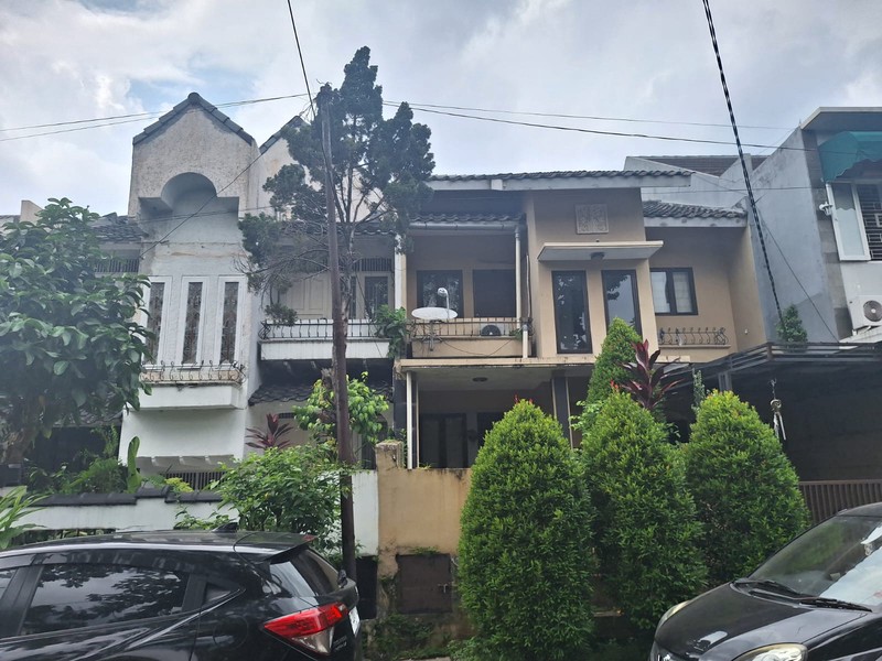 Rumah Modern Siap Huni, 4+1 Kamar Tidur Dalam Komplek Asri