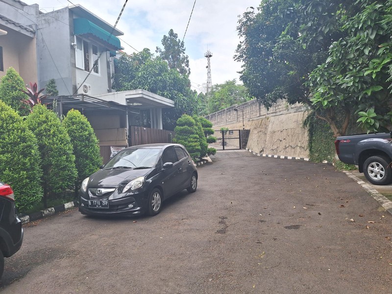 Rumah Modern Siap Huni, 4+1 Kamar Tidur Dalam Komplek Asri