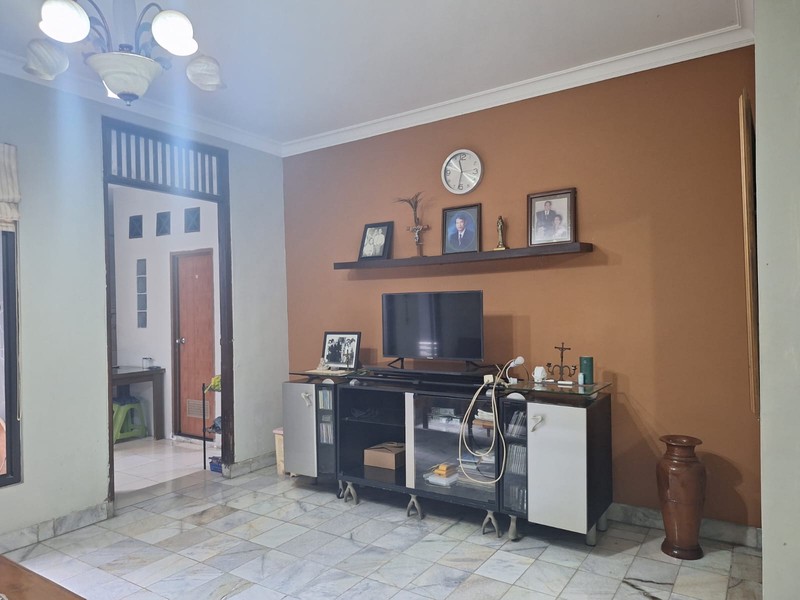 Rumah Modern Siap Huni, 4+1 Kamar Tidur Dalam Komplek Asri