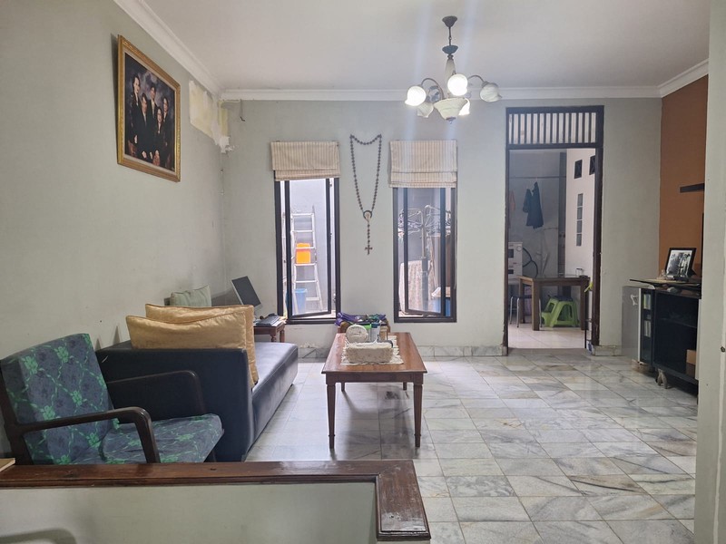 Rumah Modern Siap Huni, 4+1 Kamar Tidur Dalam Komplek Asri