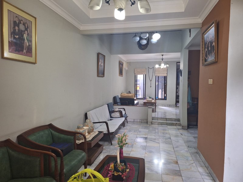 Rumah Modern Siap Huni, 4+1 Kamar Tidur Dalam Komplek Asri