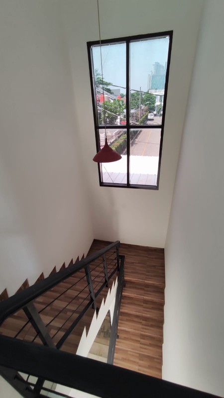 Rumah Baru Renovasi, Bebas Banjir, Lokasi strategis dekat ST. Pondok Ranji.