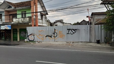 Tanah Luas 300 Meter Persegi Lokasi Startegis di Jalan Laksda Adisucipto Depok Sleman 