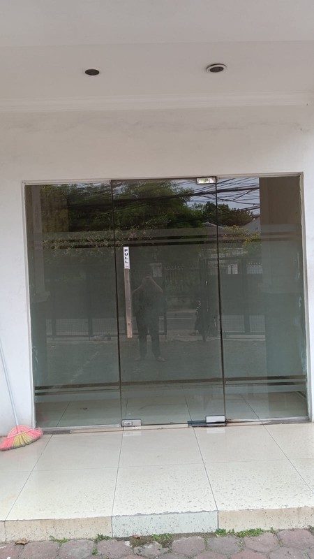 DIJUAL RUMAH 2LT, COCOK UTK KLINIK KECANTIKAN/TEMPAT MAKAN  DI PINGGIR JALAN LEBAK BULUS , DKT DGN PINTU TOL MRT FATMAWATI