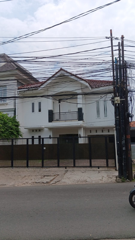 DIJUAL RUMAH 2LT, COCOK UTK KLINIK KECANTIKAN/TEMPAT MAKAN  DI PINGGIR JALAN LEBAK BULUS , DKT DGN PINTU TOL MRT FATMAWATI