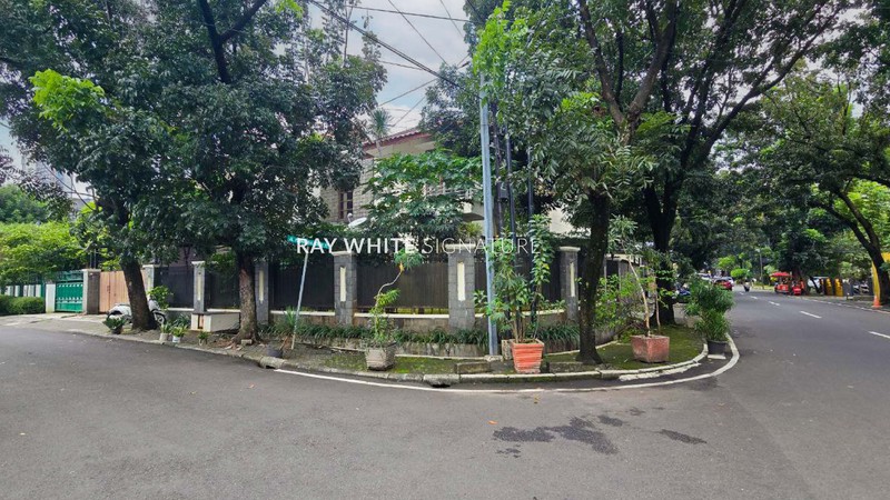 Rumah Asri Posisi Hook Lokasi Prime di Panglima Polim V