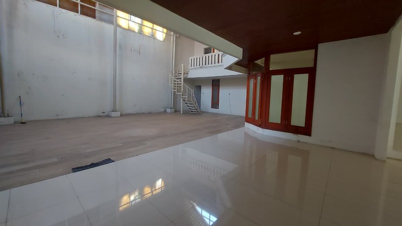 Modern Two-Storey Office Building for Sale - Prime Location, South-Facing, Easy Access