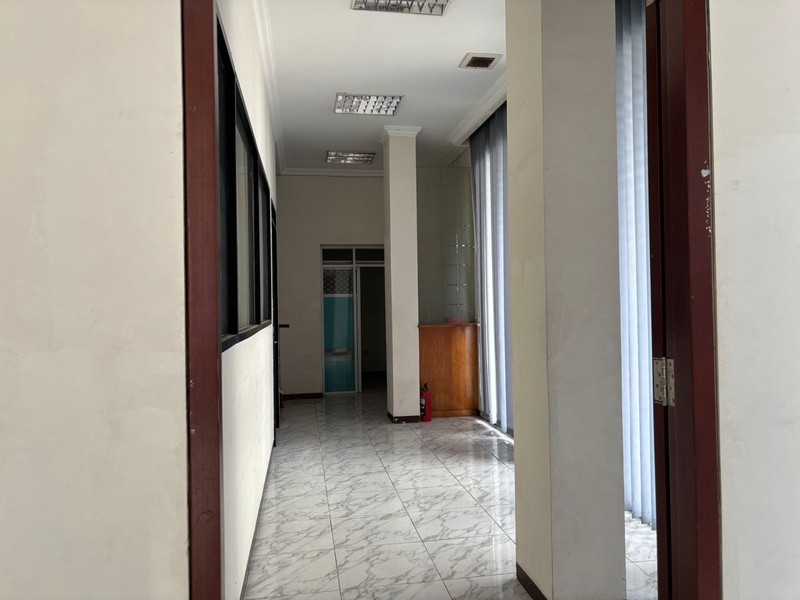 2 Ruko Gandeng Hook Di Pinggir Jl. DR. Saharjo Tebet, Terawat Baik, Strategis 5 Menit Ke Mall KOKAS, Dan 10 Menit Ke Jl. MT Haryono