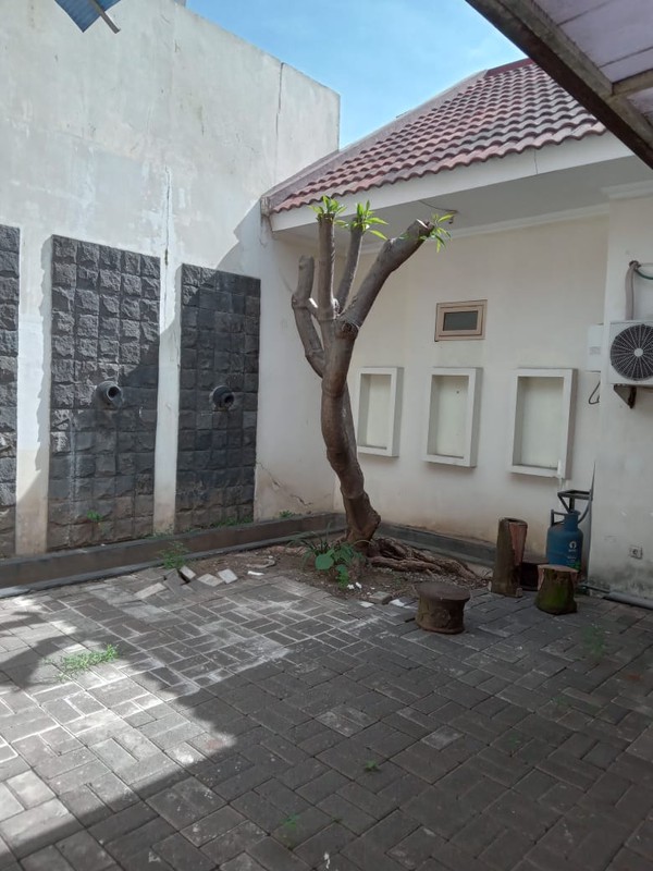 Dijual Rumah 240m&#xb2; di Deltasari Sidoarjo - 4 Kamar, 3 Kamar Mandi, SHM, Lokasi Strategis!"