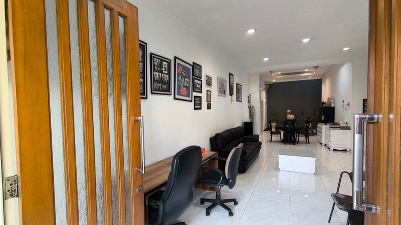 Rumah SHM 210m2 Dijual - Sangat Terawat, Jalan Lebar - Delta Raya Sidoarjo - Turun Harga 2,375M