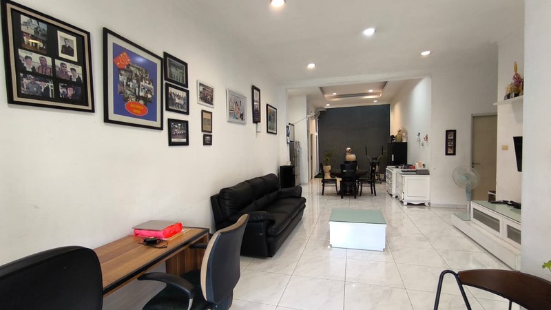 Rumah SHM 210m2 Dijual - Sangat Terawat, Jalan Lebar - Delta Raya Sidoarjo - Turun Harga 2,375M