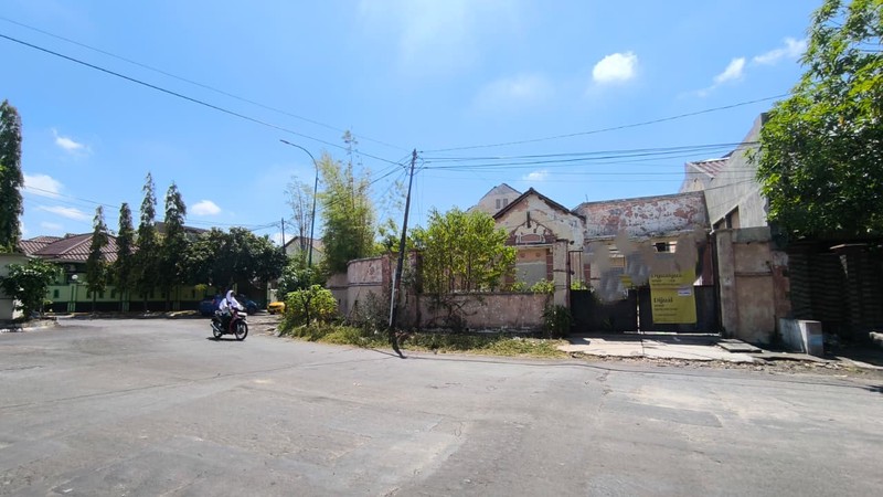 Dijual rumah hook strategis di Delta Raya Sidoarjo, luas 464 m&#xb2; harga tanah saja. Turun harga jadi Rp 3,1 M nego. Cocok untuk hunian & investasi.