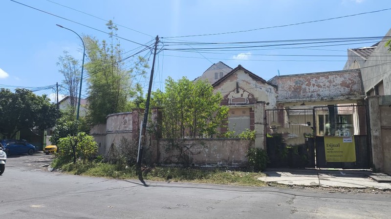Dijual rumah hook strategis di Delta Raya Sidoarjo, luas 464 m&#xb2; harga tanah saja. Turun harga jadi Rp 3,1 M nego. Cocok untuk hunian & investasi.
