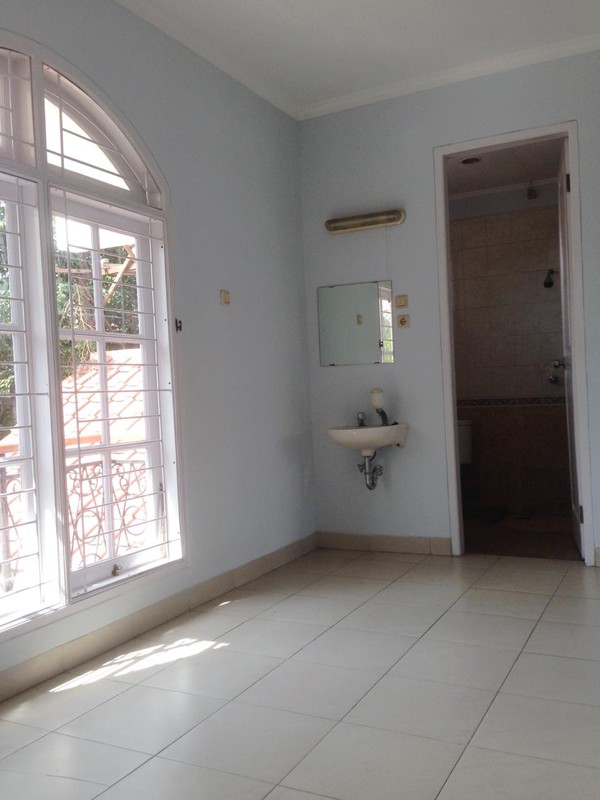 Rumah hoek siap huni di Bintaro Jaya 