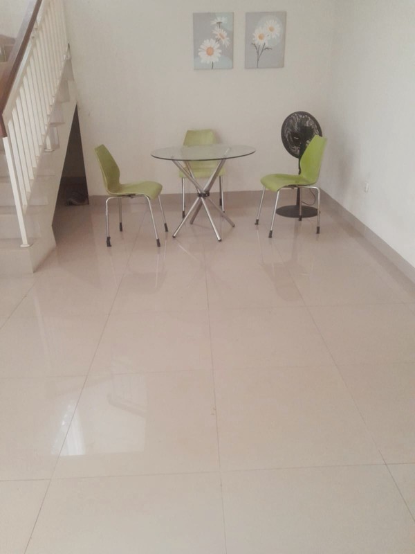 Rumah 2 Lantai LT 105 m2 dan LB 136 m2 dengan KT 3+1 KM 2+1 Posisi HOEK.