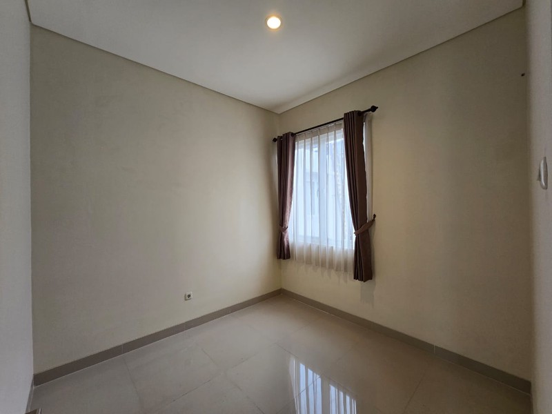 Rumah 2 Lantai LT 105 m2 dan LB 136 m2 dengan KT 3+1 KM 2+1 Posisi HOEK.