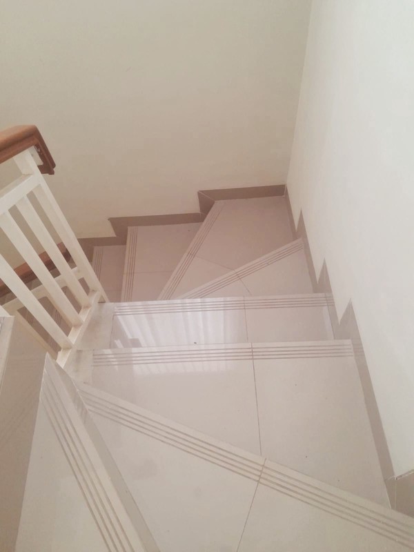 Rumah 2 Lantai LT 105 m2 dan LB 136 m2 dengan KT 3+1 KM 2+1 Posisi HOEK.