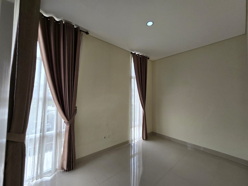 Rumah 2 Lantai LT 105 m2 dan LB 136 m2 dengan KT 3+1 KM 2+1 Posisi HOEK.