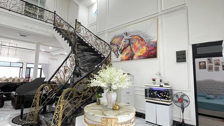 Rumah Mewah Full Furnished 2 Lantai dengan Luas 600 dan Bangunan 900 siap Huni SHM Kolam Renang di Dalam