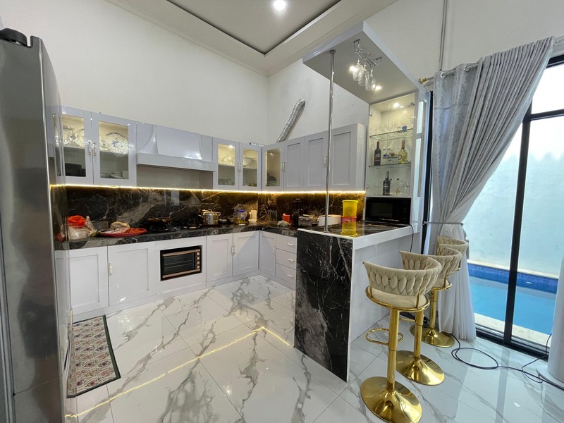 Rumah Mewah Full Furnished 2 Lantai dengan Luas 600 dan Bangunan 900 siap Huni SHM Kolam Renang di Dalam.
