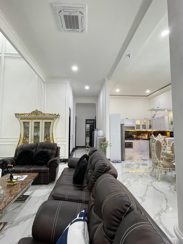 Rumah Mewah Full Furnished 2 Lantai dengan Luas 600 dan Bangunan 900 siap Huni SHM Kolam Renang di Dalam.