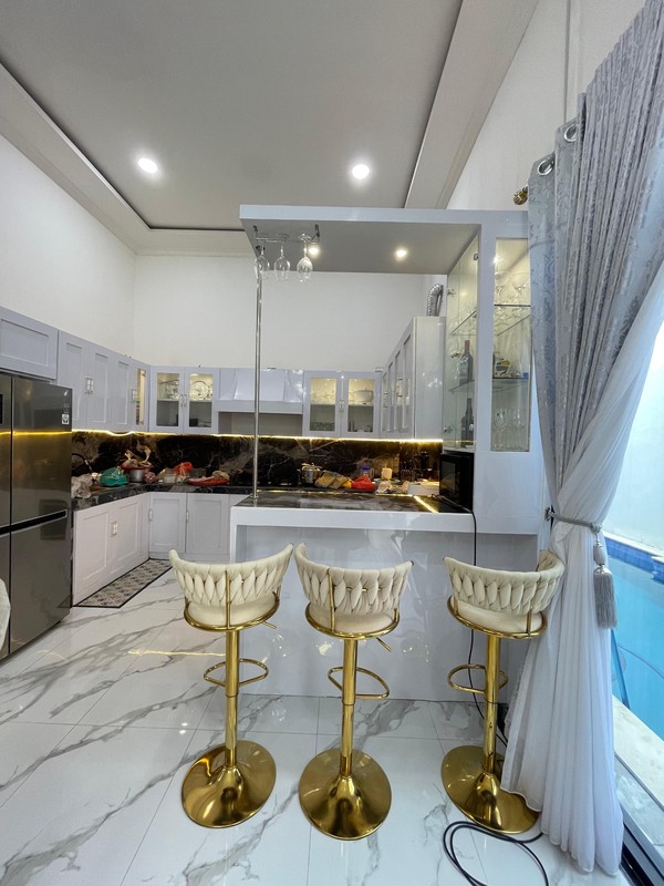 Rumah Mewah Full Furnished 2 Lantai dengan Luas 600 dan Bangunan 900 siap Huni SHM Kolam Renang di Dalam.