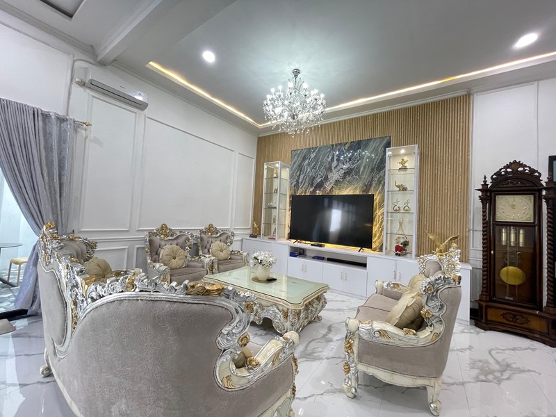 Rumah Mewah Full Furnished 2 Lantai dengan Luas 600 dan Bangunan 900 siap Huni SHM Kolam Renang di Dalam.