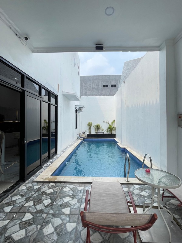 Rumah Mewah Full Furnished 2 Lantai dengan Luas 600 dan Bangunan 900 siap Huni SHM Kolam Renang di Dalam.