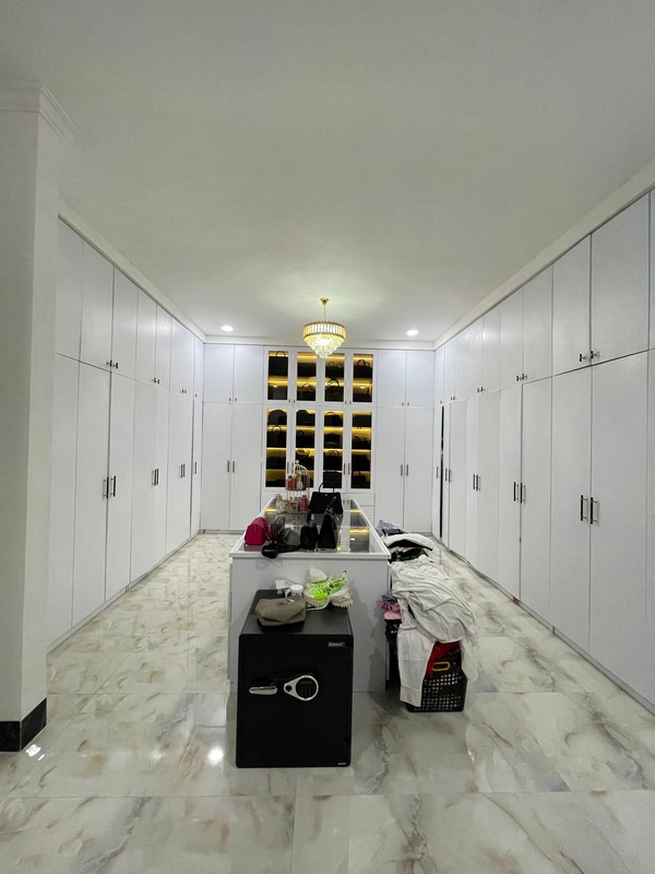 Rumah Mewah Full Furnished 2 Lantai dengan Luas 600 dan Bangunan 900 siap Huni SHM Kolam Renang di Dalam.