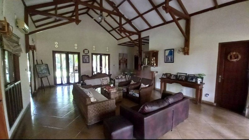 Rumah Luas KT 5+3 KM 6 ada Pool, Luas Tanah 1340 m2 Luas Bangunan 450 m2 di Serpong Utara