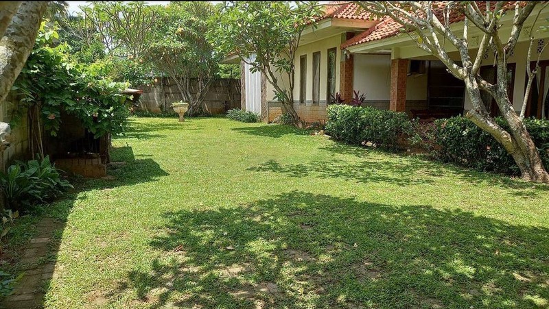 Rumah Luas KT 5+3 KM 6 ada Pool, Luas Tanah 1340 m2 Luas Bangunan 450 m2 di Serpong Utara
