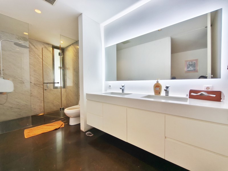 Rumah Villa Gading Indah Kelapa Gading 1410 m2, taman luas, paviliun