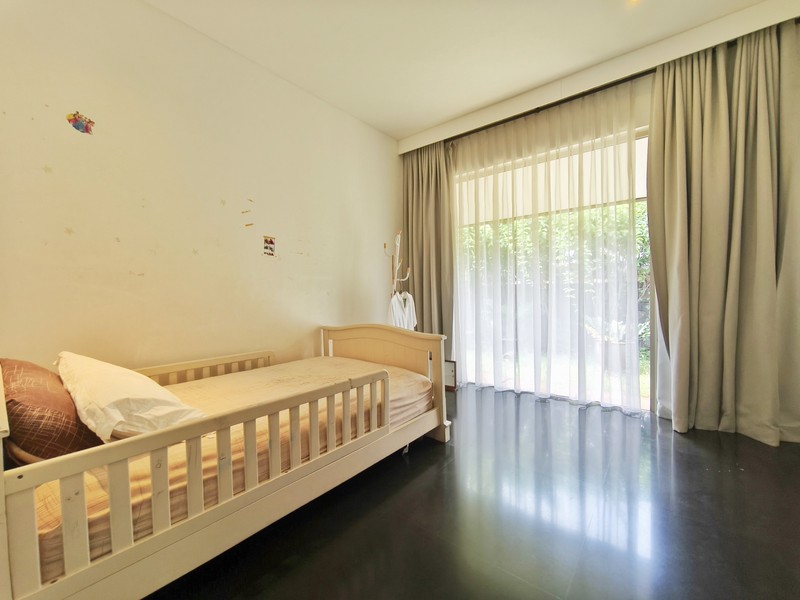 Rumah Villa Gading Indah Kelapa Gading 1410 m2, taman luas, paviliun